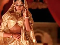 indian actress bipasha basu showing tit: